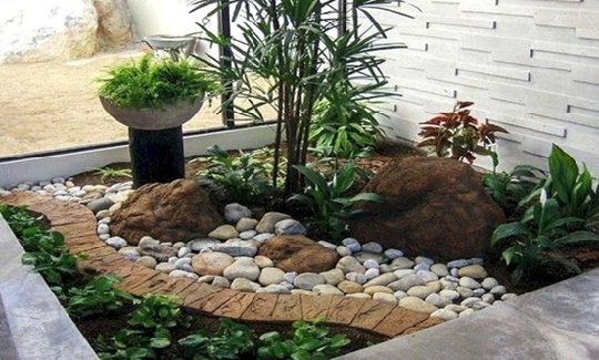 Taman Eksotis dengan Batu Hias