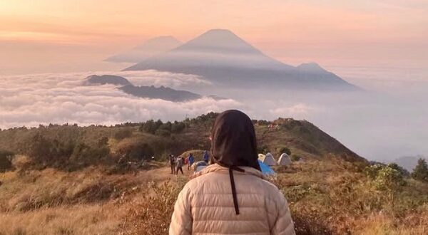 7 Gunung Tertinggi di Indonesia yang Wajib Didaki Petualangan Menakjubkan di Atas Awan