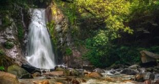 Jelajahi 7 tempat wisata air terbaik di Tawangmangu! Temukan keindahan alam seperti Air Terjun Kedung Sriti hingga Telaga Sarangan untuk liburan seru bersama keluarga atau teman temanmu!