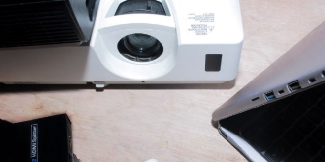 Cara Menyambungkan Laptop ke Proyektor Tanpa Kabel dengan Mudah dan Cepat